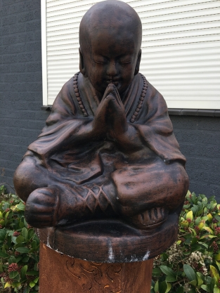 Shaolin Monnik biddend, vol steen .